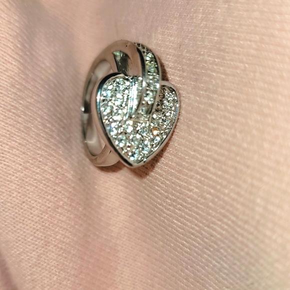 Lia Sophia Silver Tone heart Ring with 27 Crystals. Size 6.5 Vintage - Picture 5 of 11